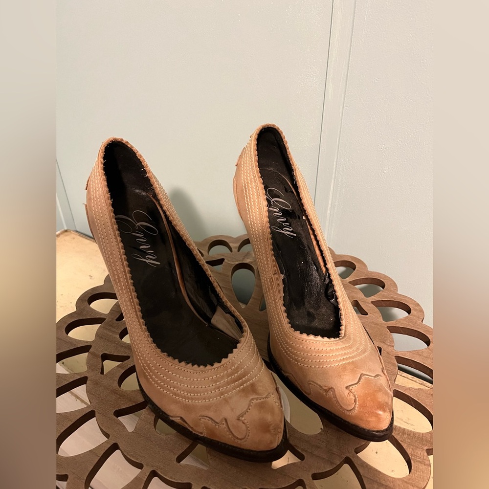 These shoes are a size 9.